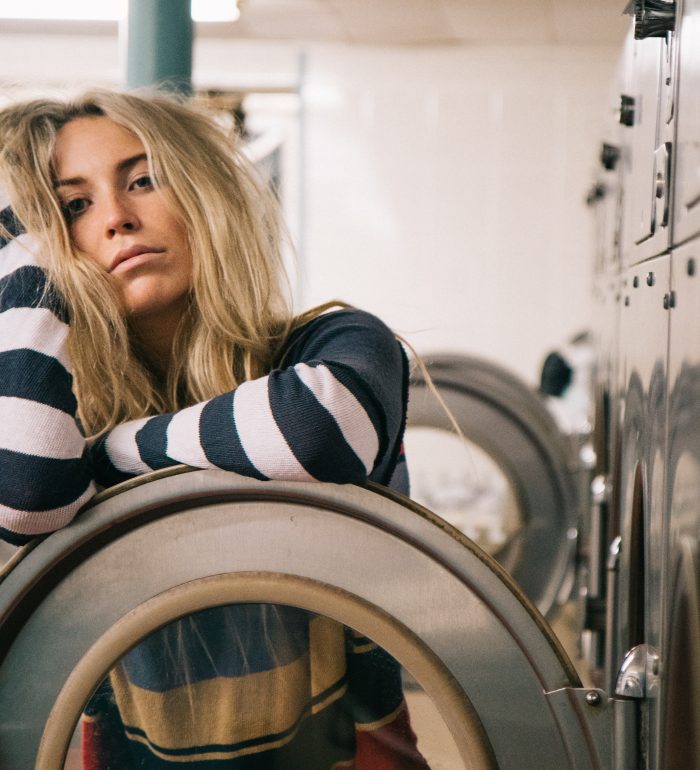 desvantagens lavar roupa em casa